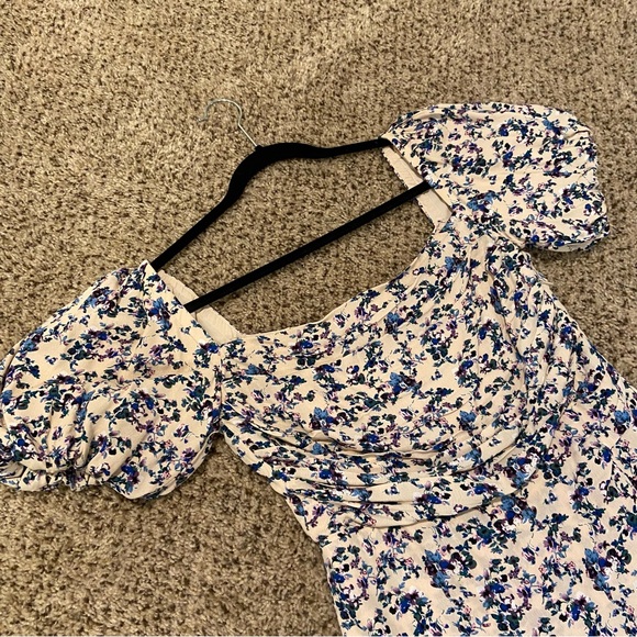 ASTR the Label SQUARE NECK BUBBLE SLEEVE DRESS IN CREAM MULTI DITSY - Picture 3 of 9